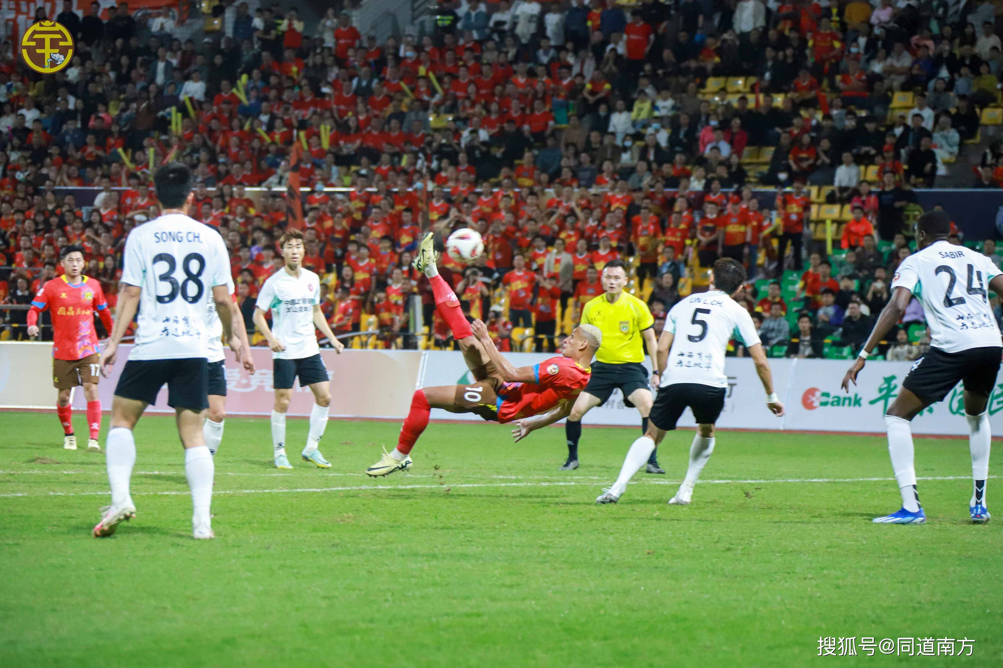 精彩的足球比赛中选手们的表现让人动容的简单介绍