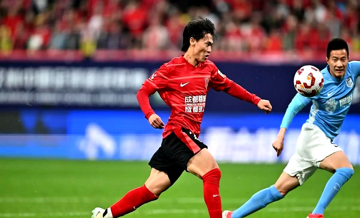 包含北京中赫国安客场轻松击败上海申花，稳坐榜首的词条